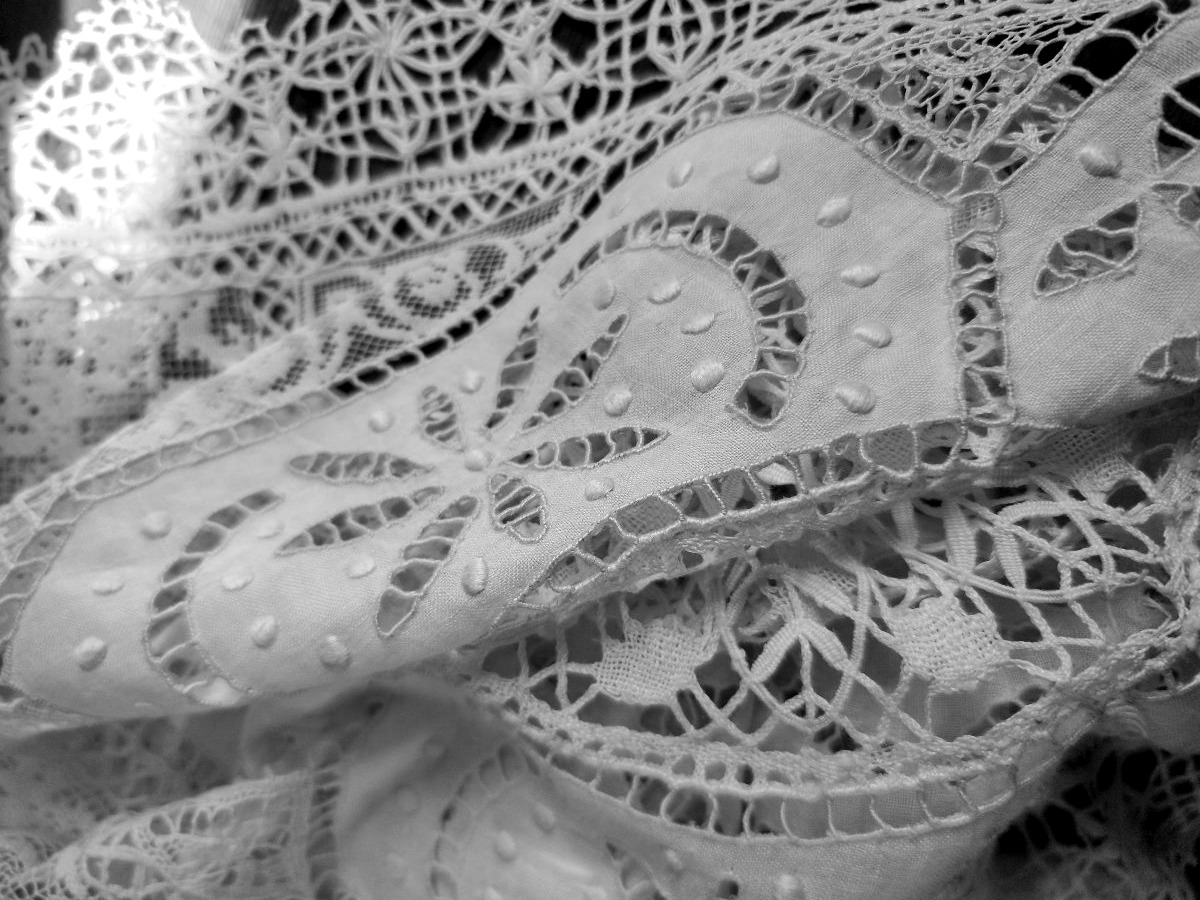 Large Tablecloth Made Of Lace And Embroidery On Linen-photo-2