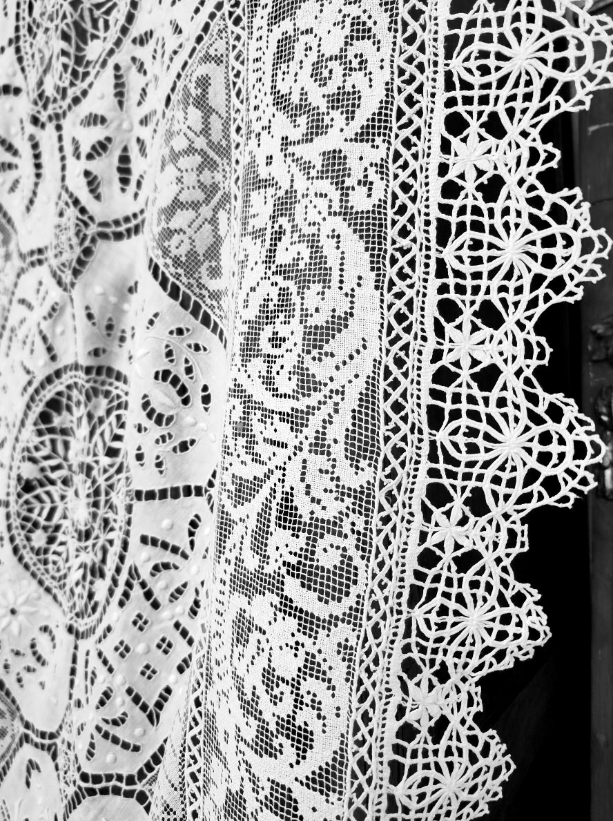 Large Tablecloth Made Of Lace And Embroidery On Linen-photo-3