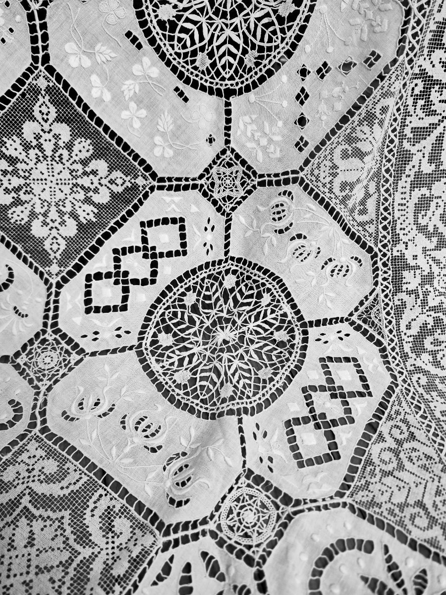 Large Tablecloth Made Of Lace And Embroidery On Linen-photo-4