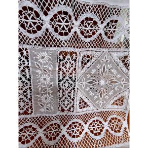 Lovely Pair Of Curtains In Batiste, Featuring White Embroidery And Bobbin Lace.