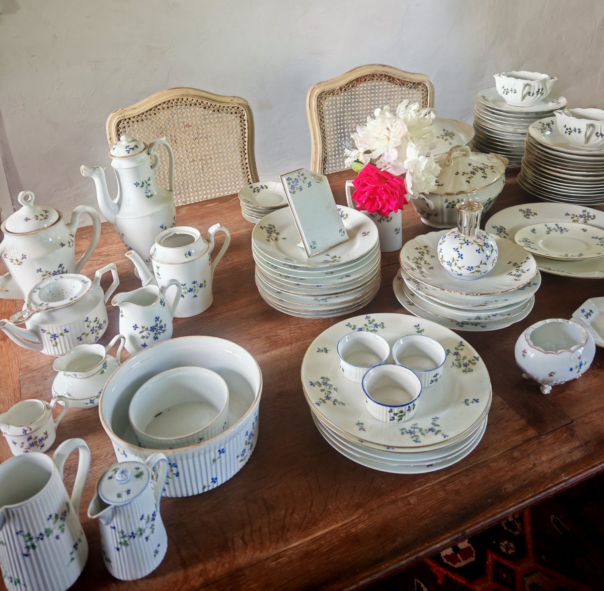 Porcelain Service With Barbel Decoration