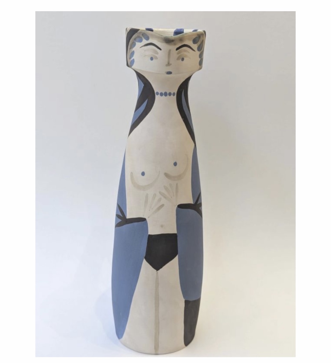 Un pichet 'Femme' dessiné par Pablo Picasso pour Madoura Vallauris circa 1955 Hauteur 30 cm.-photo-2