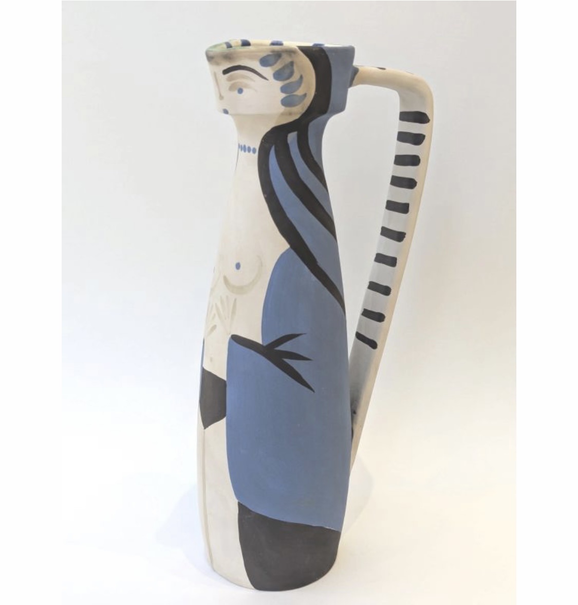 Un pichet 'Femme' dessiné par Pablo Picasso pour Madoura Vallauris circa 1955 Hauteur 30 cm.