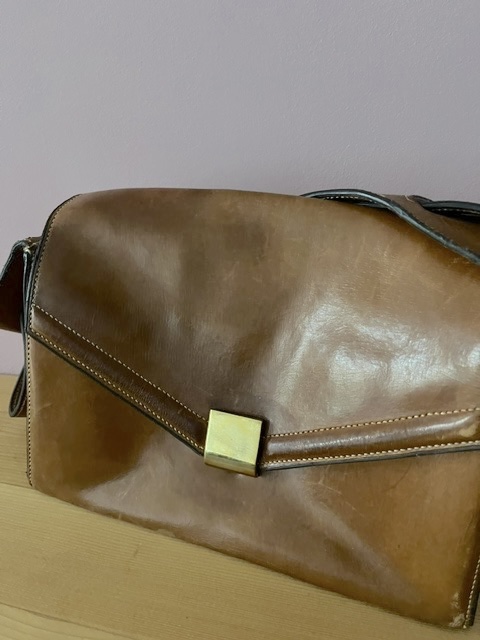 Un sac Hermes cuir brun, dessin tres original, ancienne estampe. Circa 1950.-photo-4