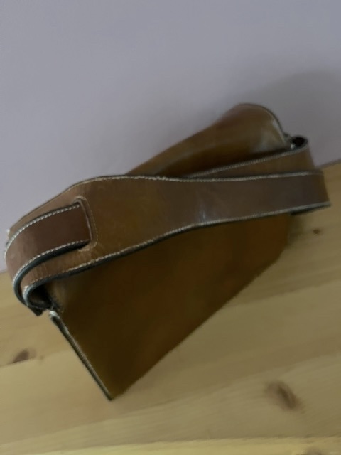 Un sac Hermes cuir brun, dessin tres original, ancienne estampe. Circa 1950.-photo-1