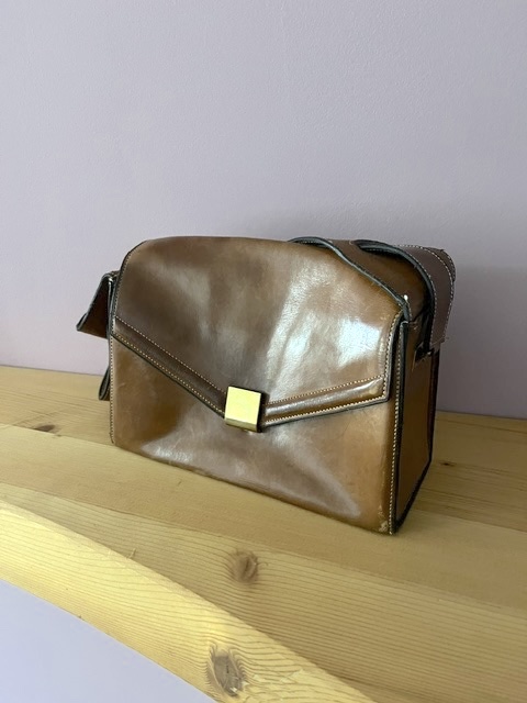 Un sac Hermes cuir brun, dessin tres original, ancienne estampe. Circa 1950.