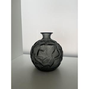 Un vase de verre gris metal 'Ormeaux' dessiné par René Lalique circa 1926, hauteur 16.8 cm.