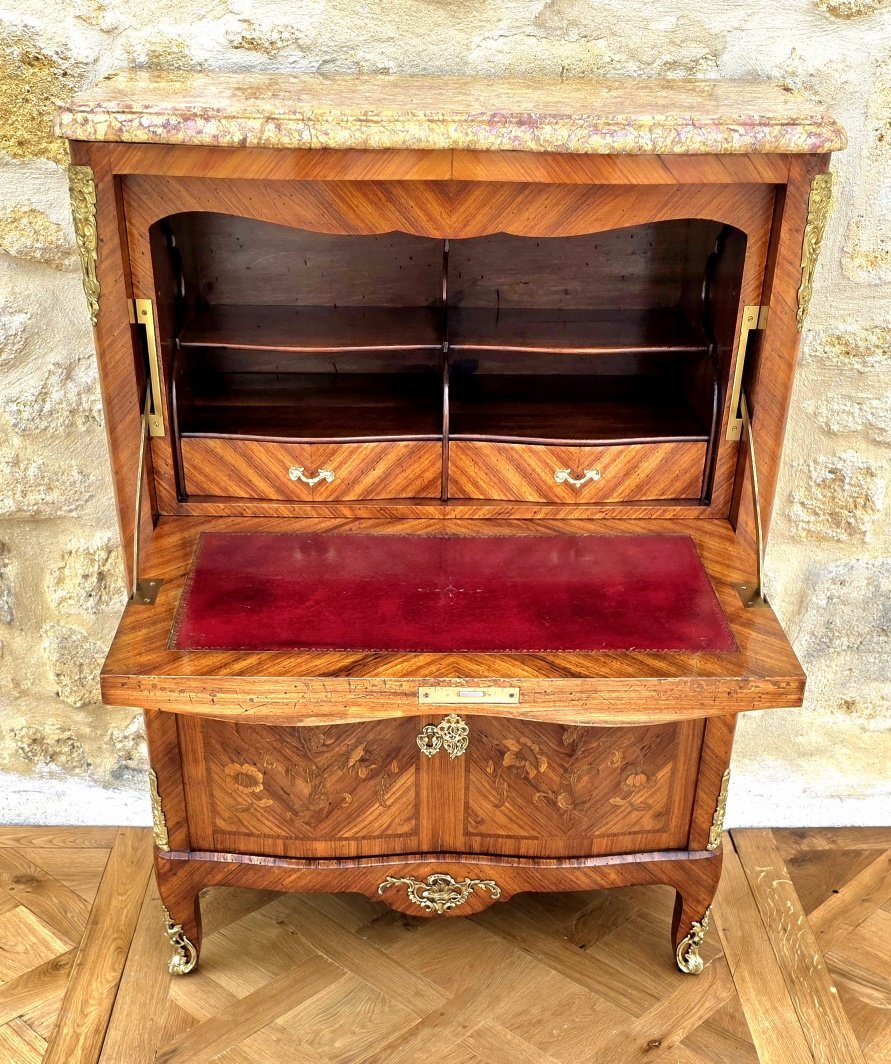 Petit  secrétaire à abattant de style Louis XV