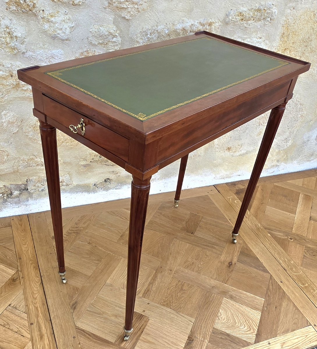 Elégante petite table à écrire d'époque Louis XVI estampillée Ferdinand BURY"