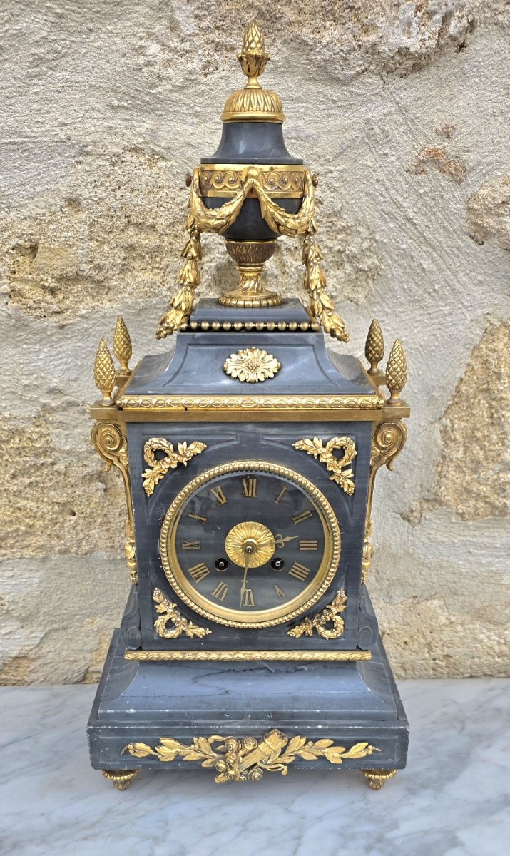 Pendule en marbre bleu turquin et bronze doré époque début 19 ème 