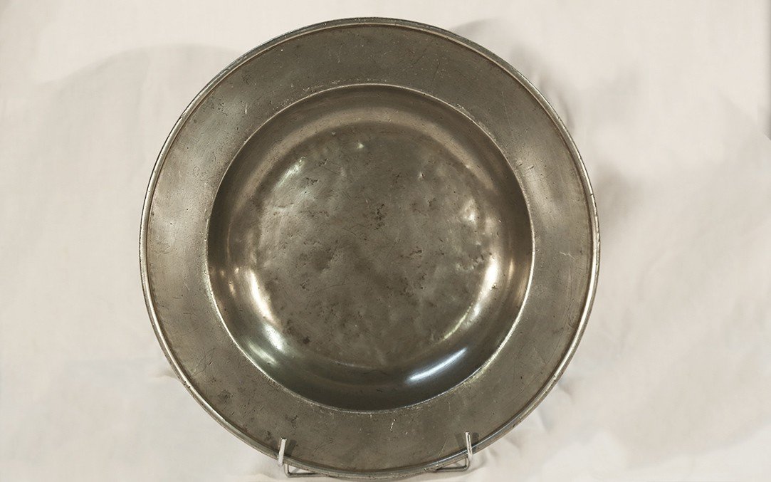 Plat octogonal en étain à filet de perles. - Lot 454