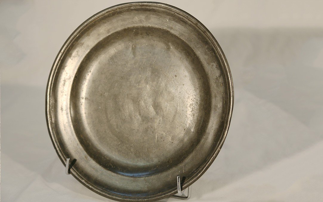 ANCIENNE ASSIETTE STYLE LOUIS XVI ETAIN Avec ARMOIRIES Sur LAILE Collection D 118084