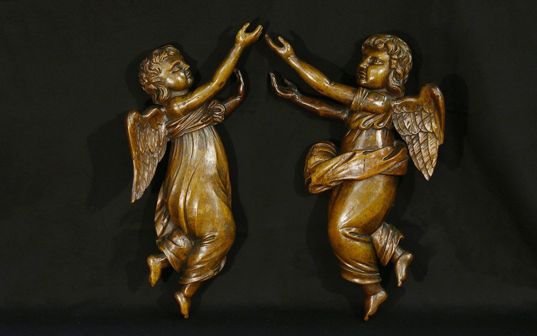 Pair Of Walnut Angels, 18th Century (60 Cm)
