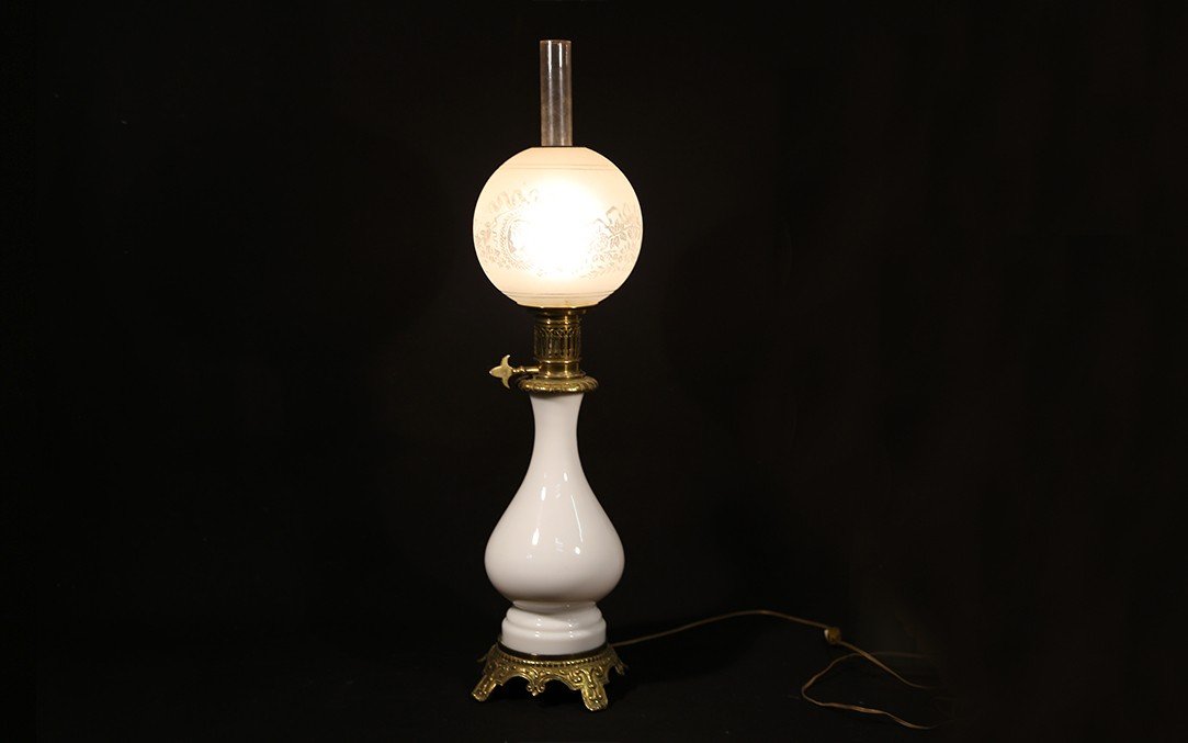 Lampe à Pétrole, Opaline Blanche, XIXème 