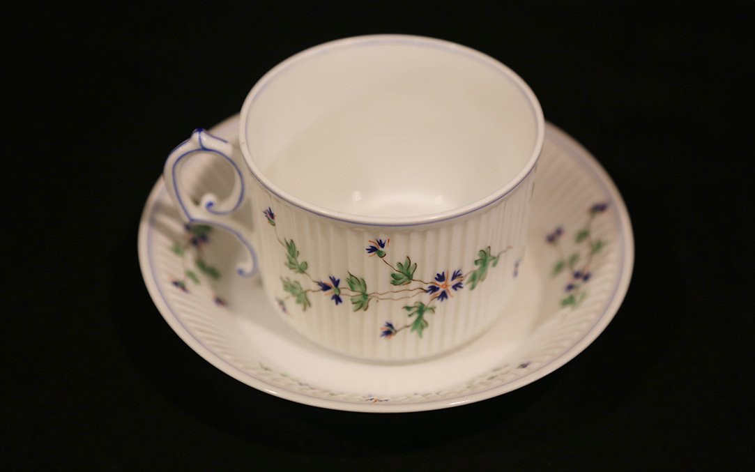 Tasse porcelaine, motif de barbeaux-photo-2