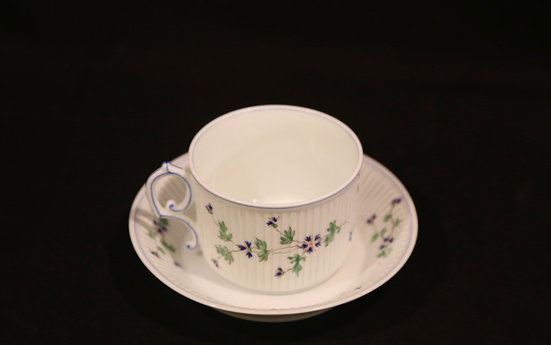Tasse porcelaine, motif de barbeaux