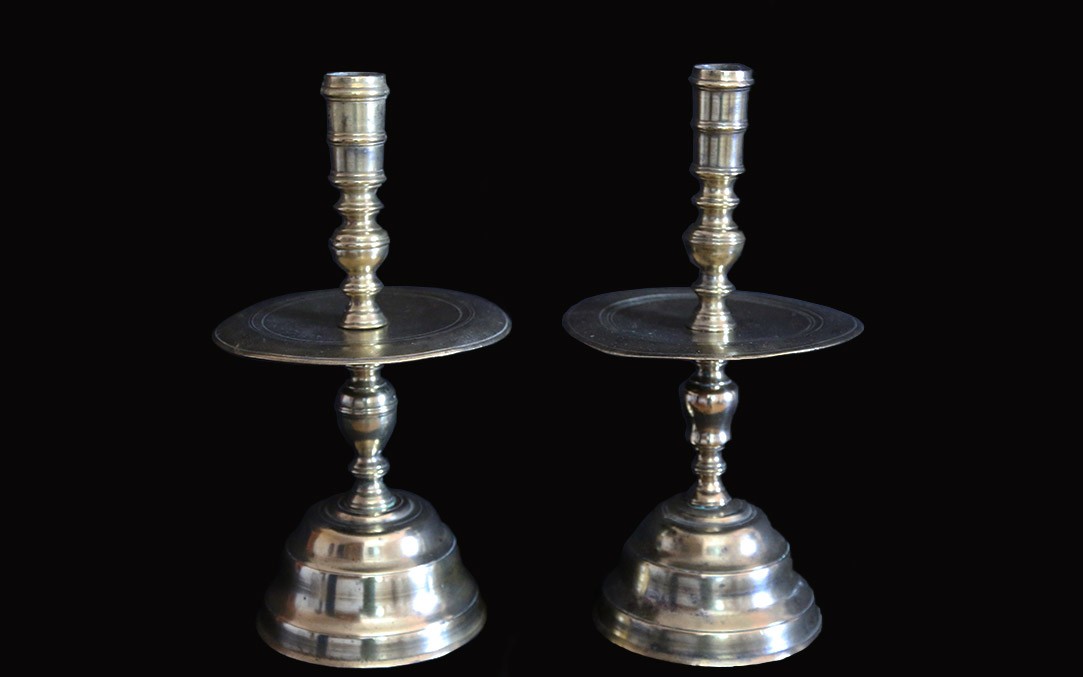 Pair De Bougeoirs XVIIe Siècle, Bronze