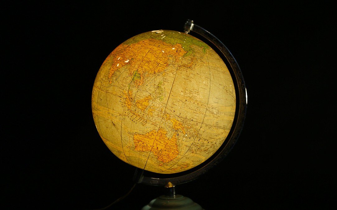 Globe Lumineux, Verre Et Papier, Circa 1950 