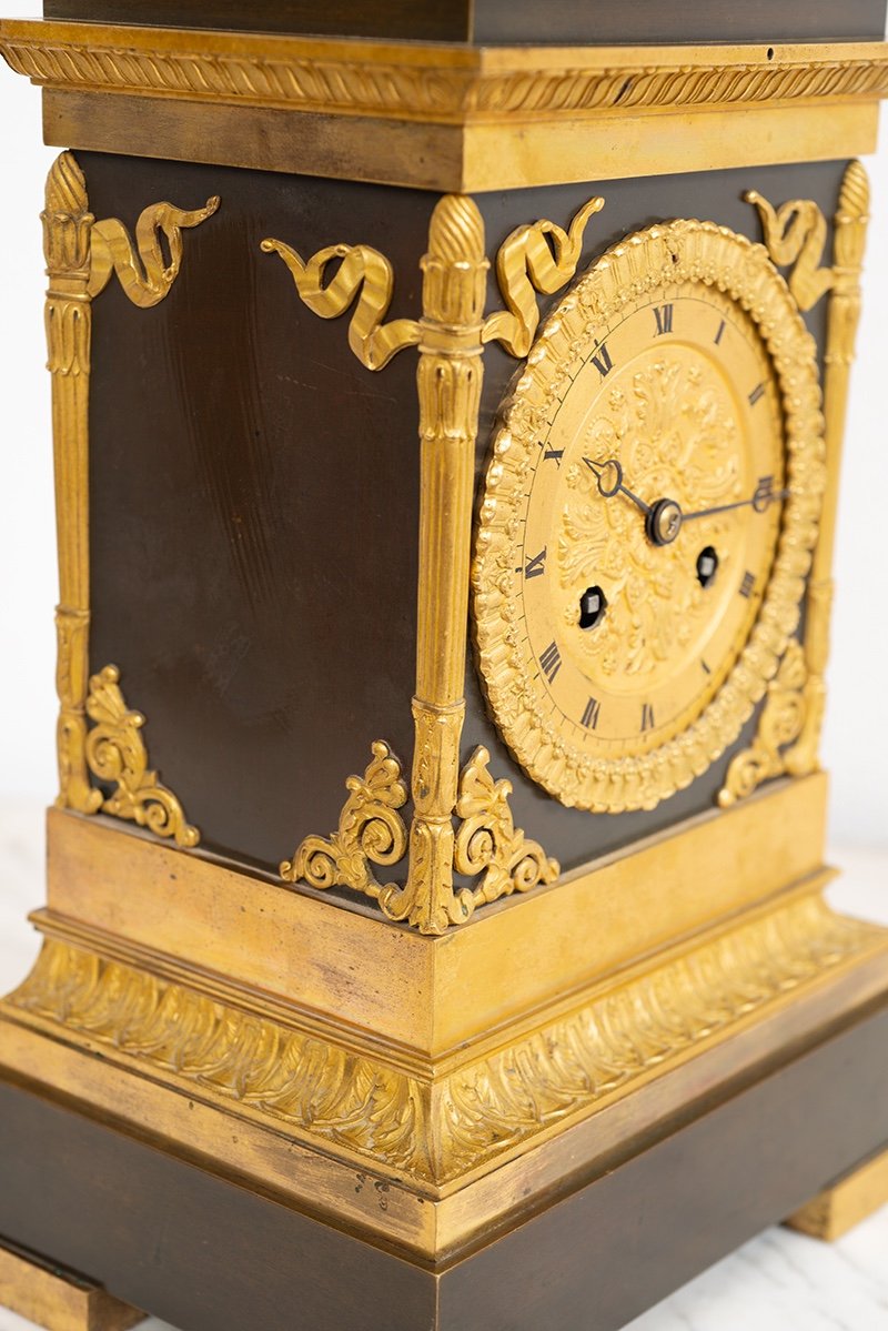 Pendule ancienne française Charles X en bronze doré et bronze patiné. Epoque début 19ème siècle-photo-1