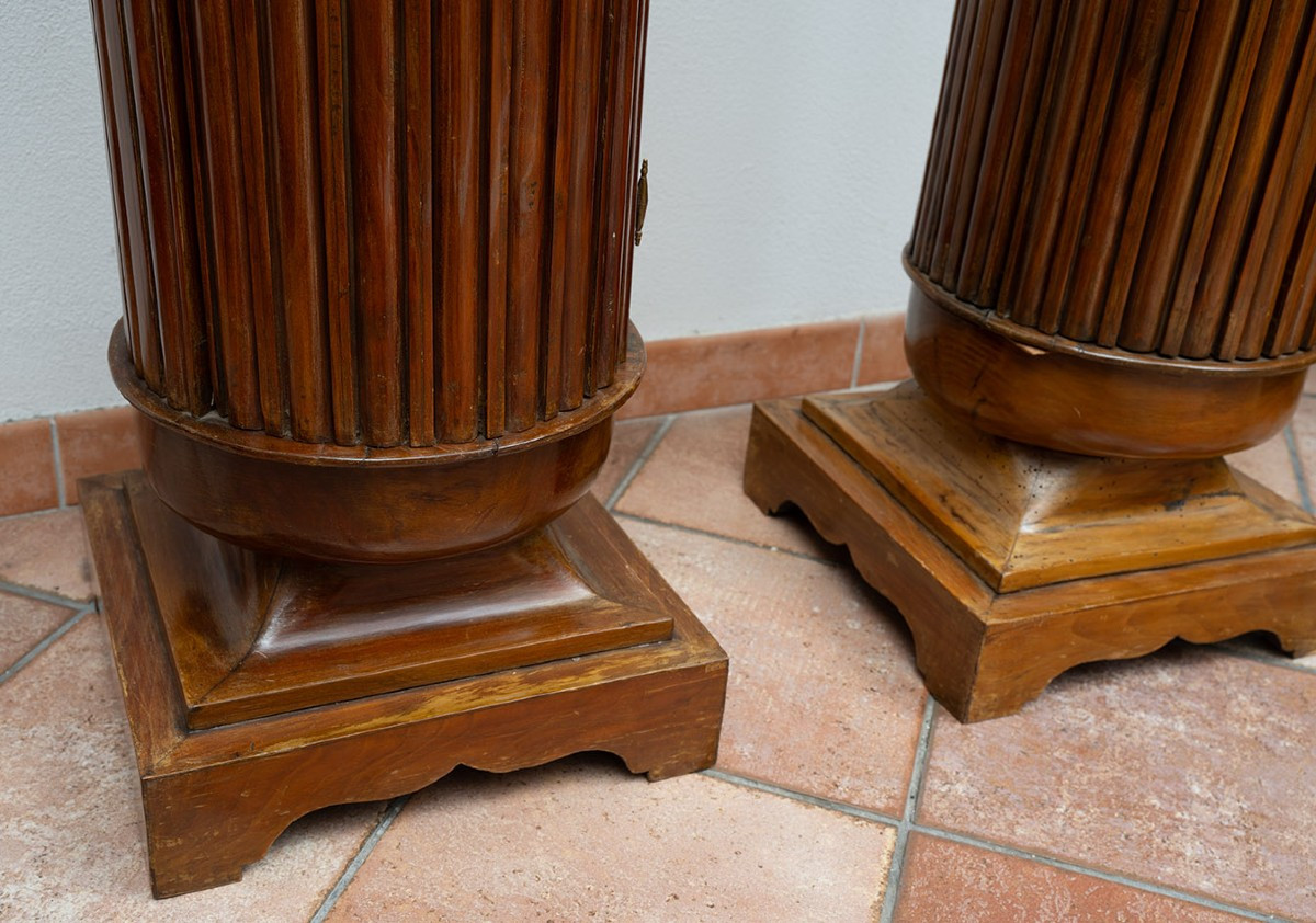 Paire de colonnes anciennes en cerisier avec dessus en marbre blanc. Naples XIXe siècle.-photo-4