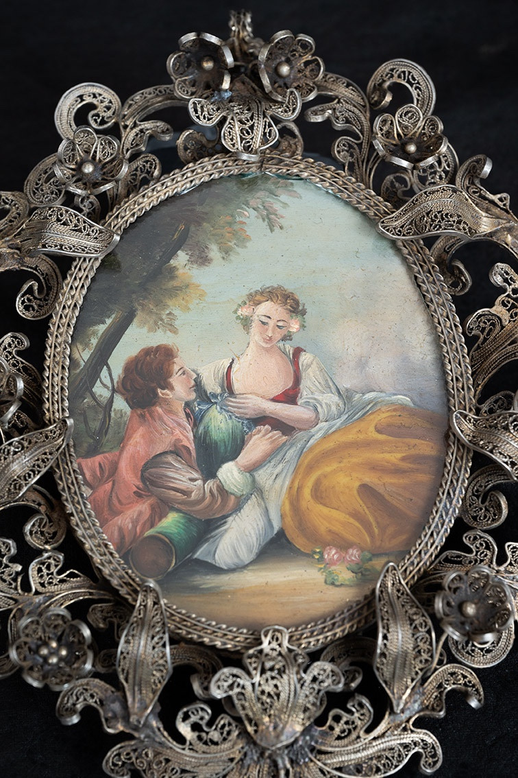 Plaque peinte à la main avec cadre en filigrane d'argent. Rome, XVIIIe siècle.-photo-2