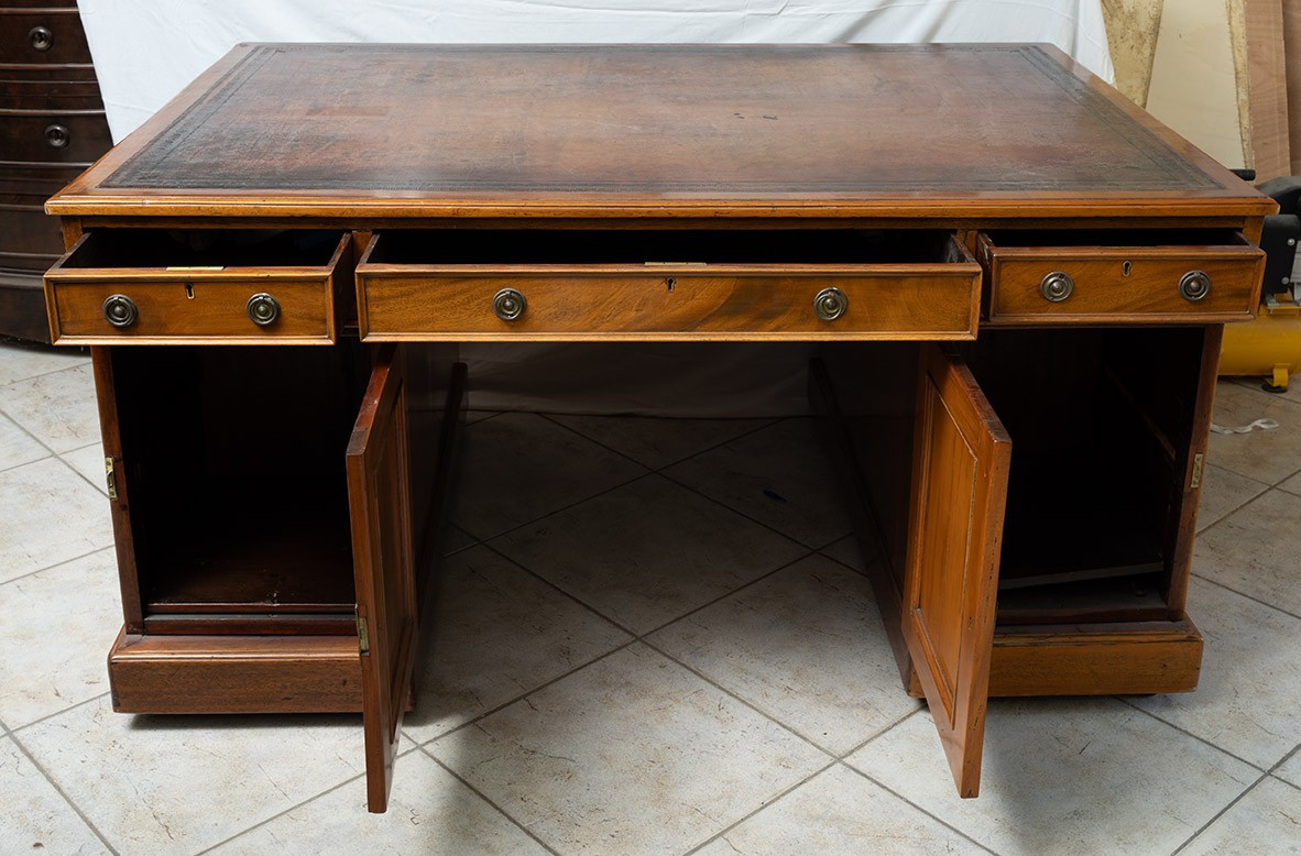 Bureau anglais ancien à neuf tiroirs en acajou. Angleterre, XIXe siècle.-photo-4