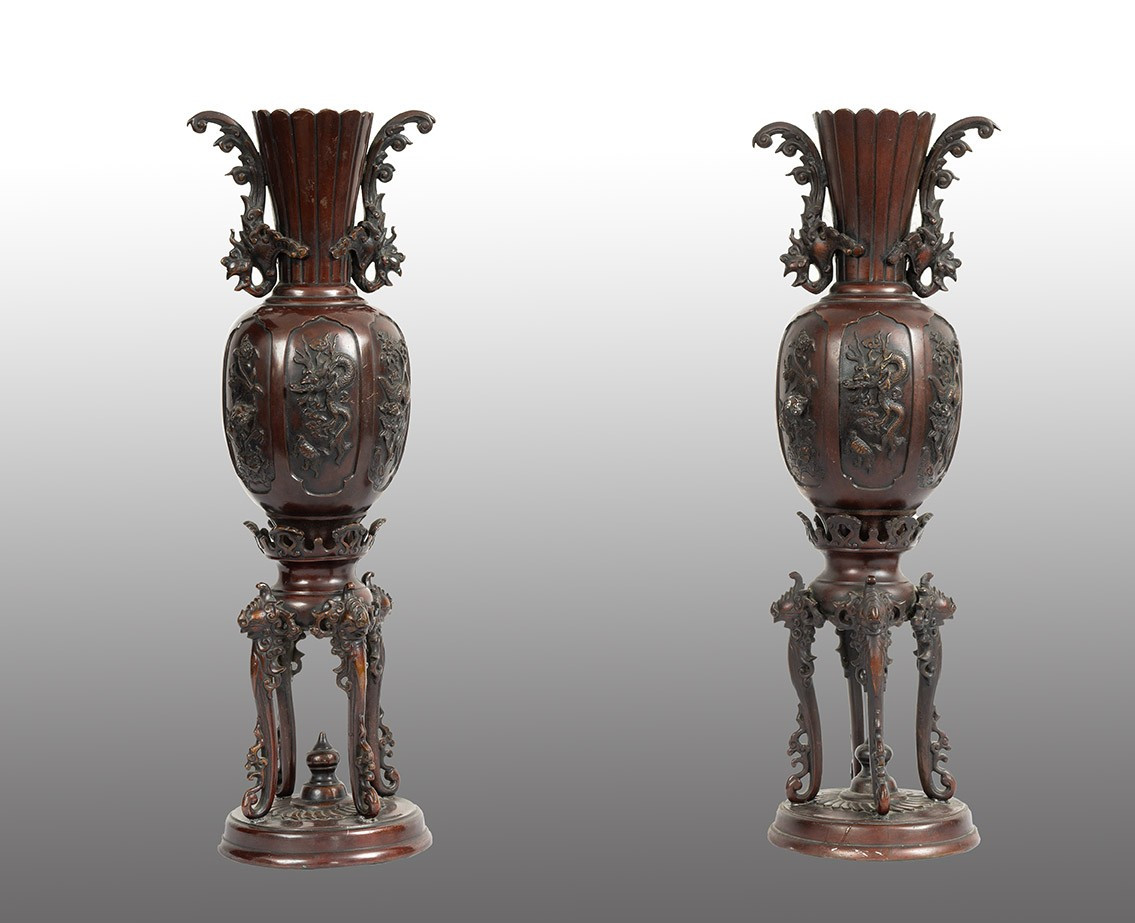 Paire de vases chinois en bronze patiné. Fin du XIXe siècle.