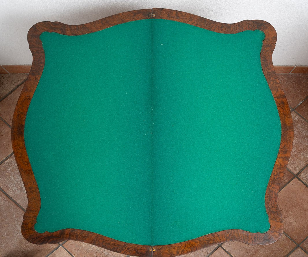 Table de jeu ancienne victorienne en loupe de noyer. Angleterre, XIXe siècle.-photo-3