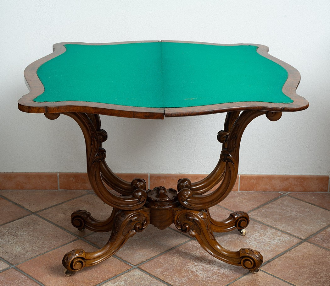 Table de jeu ancienne victorienne en loupe de noyer. Angleterre, XIXe siècle.-photo-1
