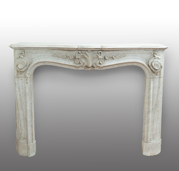 Cheminée ancienne en marbre de style Louis XV datant du début du XIXe siècle.