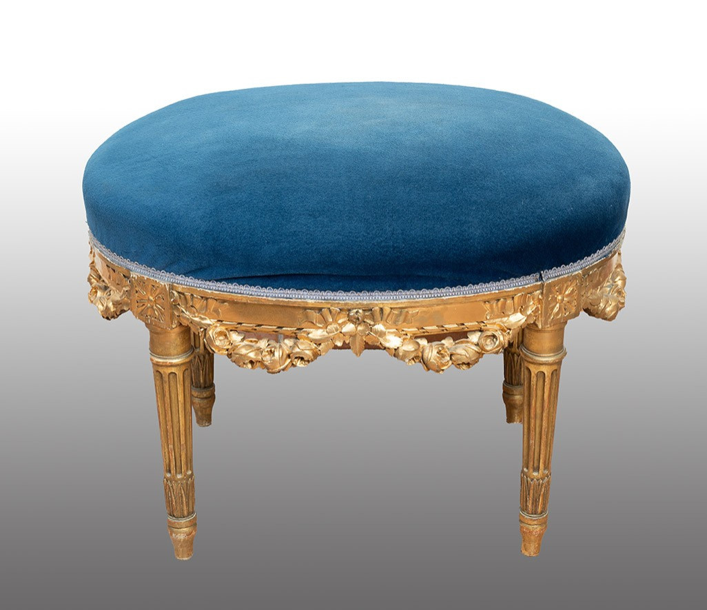 Finely Carved Antique Gilded Bench From The 20th Century.