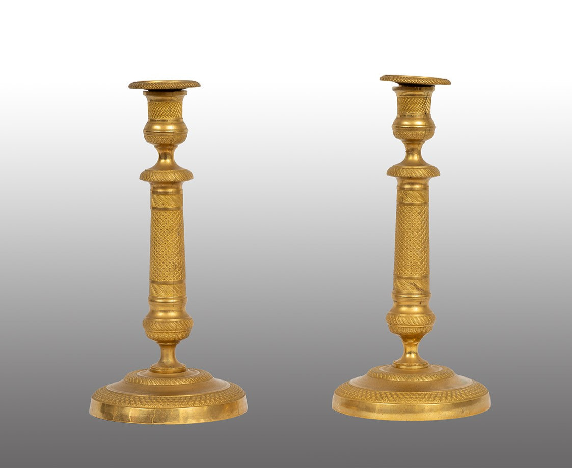 Paire de chandeliers anciens en bronze doré. France, XIXe siècle.