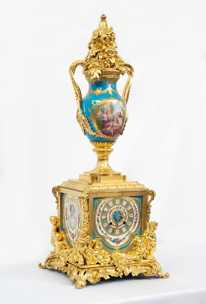 Pendule ancienne Napoléon III en bronze doré et porcelaine de Sèvres. France, XIXe siècle.-photo-2