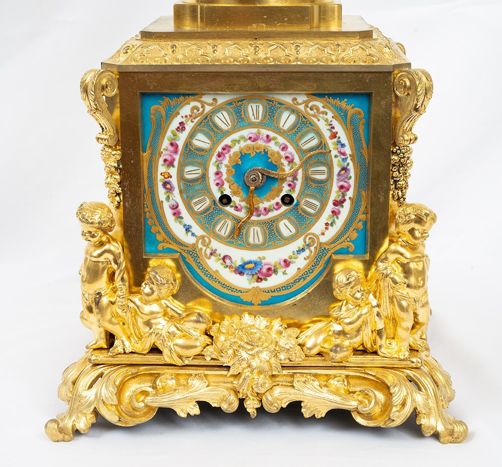 Pendule ancienne Napoléon III en bronze doré et porcelaine de Sèvres. France, XIXe siècle.-photo-3