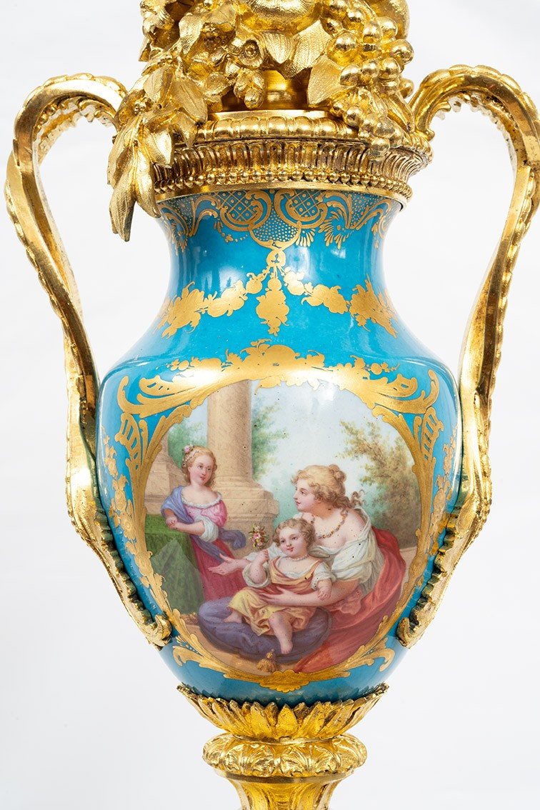 Pendule ancienne Napoléon III en bronze doré et porcelaine de Sèvres. France, XIXe siècle.-photo-4