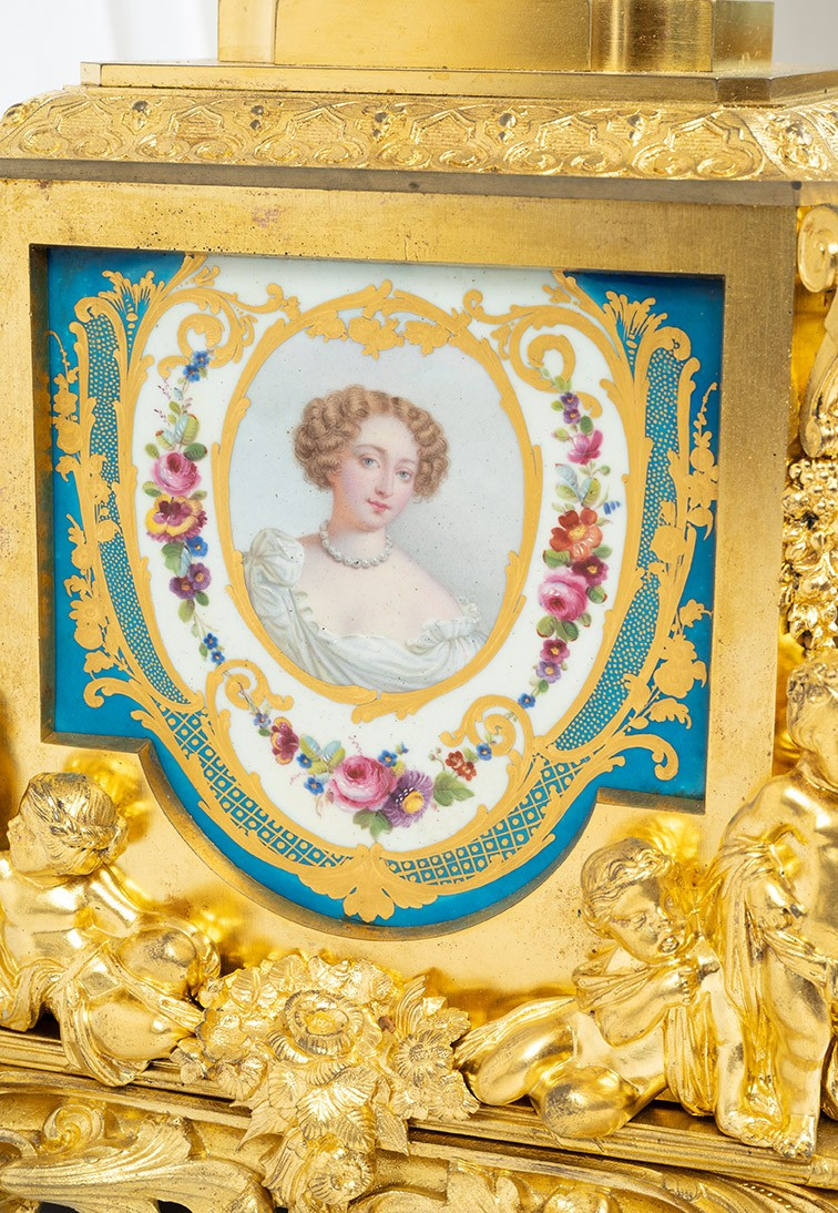 Pendule ancienne Napoléon III en bronze doré et porcelaine de Sèvres. France, XIXe siècle.-photo-1