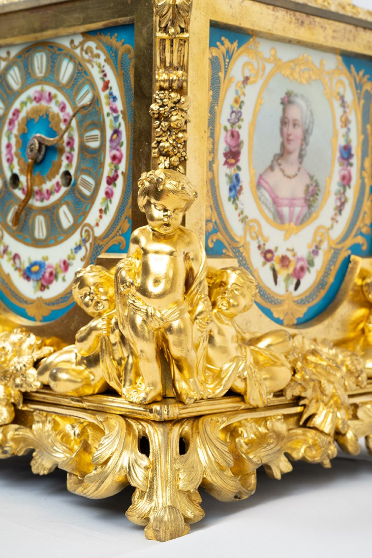 Pendule ancienne Napoléon III en bronze doré et porcelaine de Sèvres. France, XIXe siècle.-photo-3
