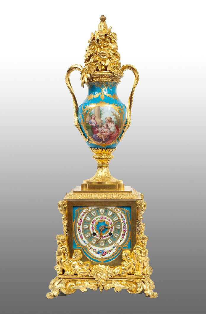 Pendule ancienne Napoléon III en bronze doré et porcelaine de Sèvres. France, XIXe siècle.