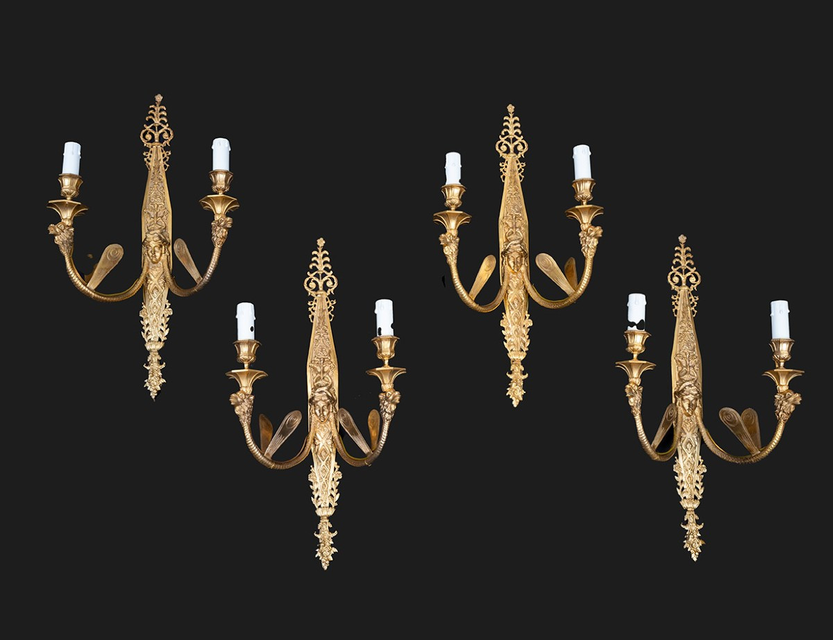 Groupe de quatre appliques en bronze doré de style Napoléon III. France, XIXe siècle.