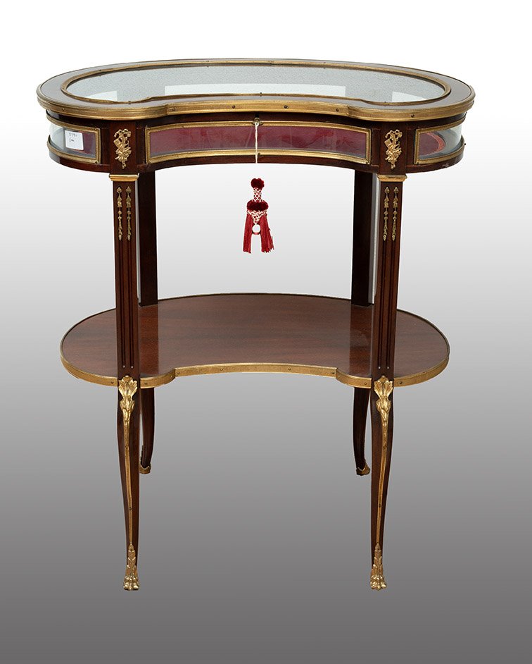 Vitrine ancienne, France, XIXe siècle.