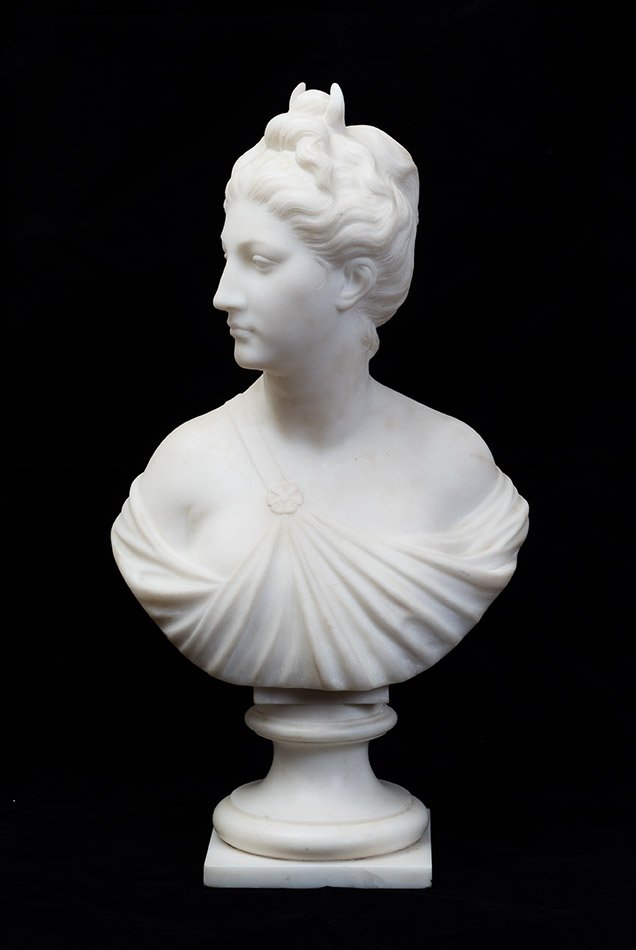 Sculpture néoclassique ancienne en marbre blanc, France, XIXe siècle.