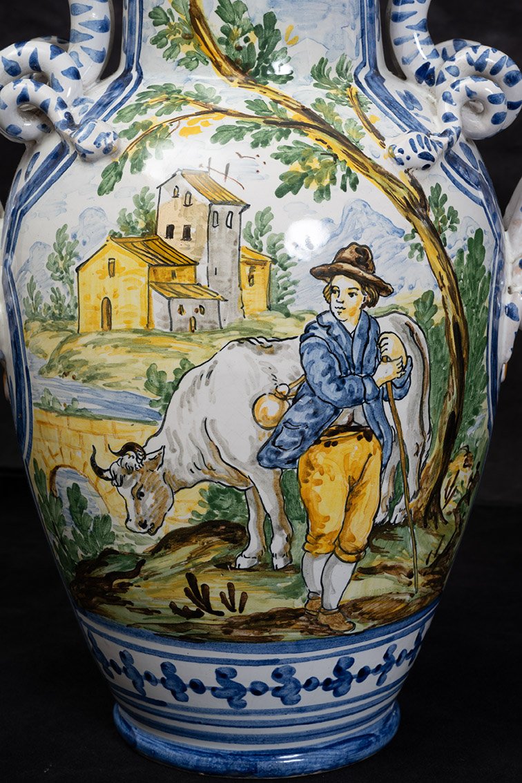 Paire de vases anciens en faïence napolitaine de la fin du XIXe siècle.-photo-2