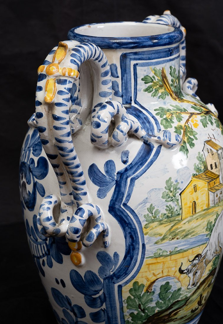 Paire de vases anciens en faïence napolitaine de la fin du XIXe siècle.-photo-4