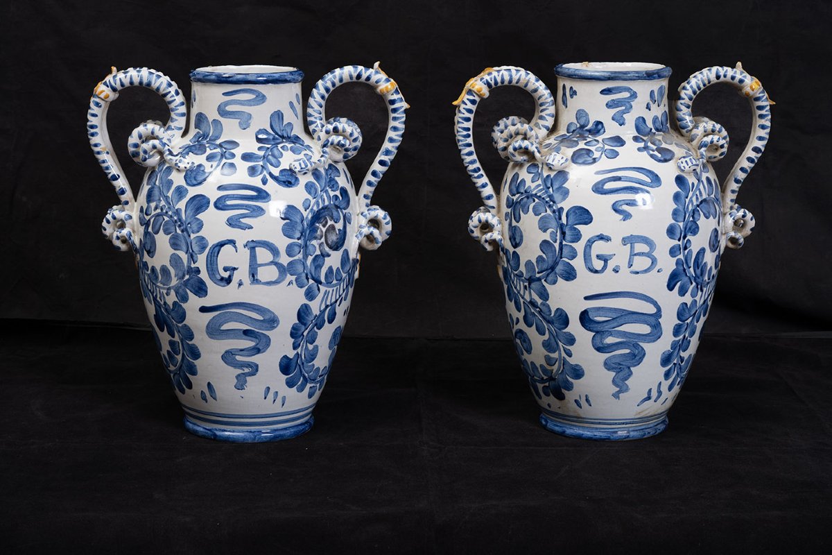 Paire de vases anciens en faïence napolitaine de la fin du XIXe siècle.-photo-1