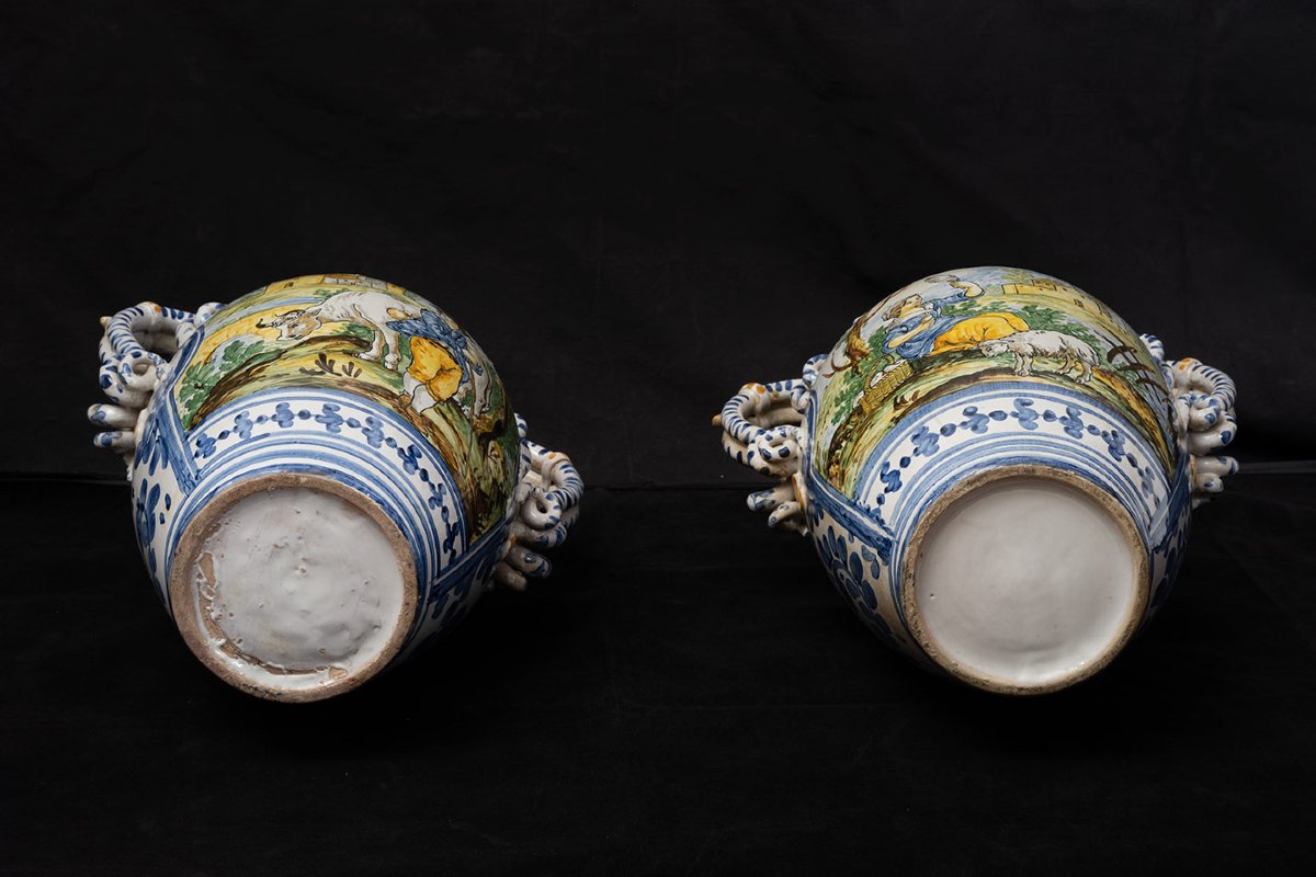 Paire de vases anciens en faïence napolitaine de la fin du XIXe siècle.-photo-2