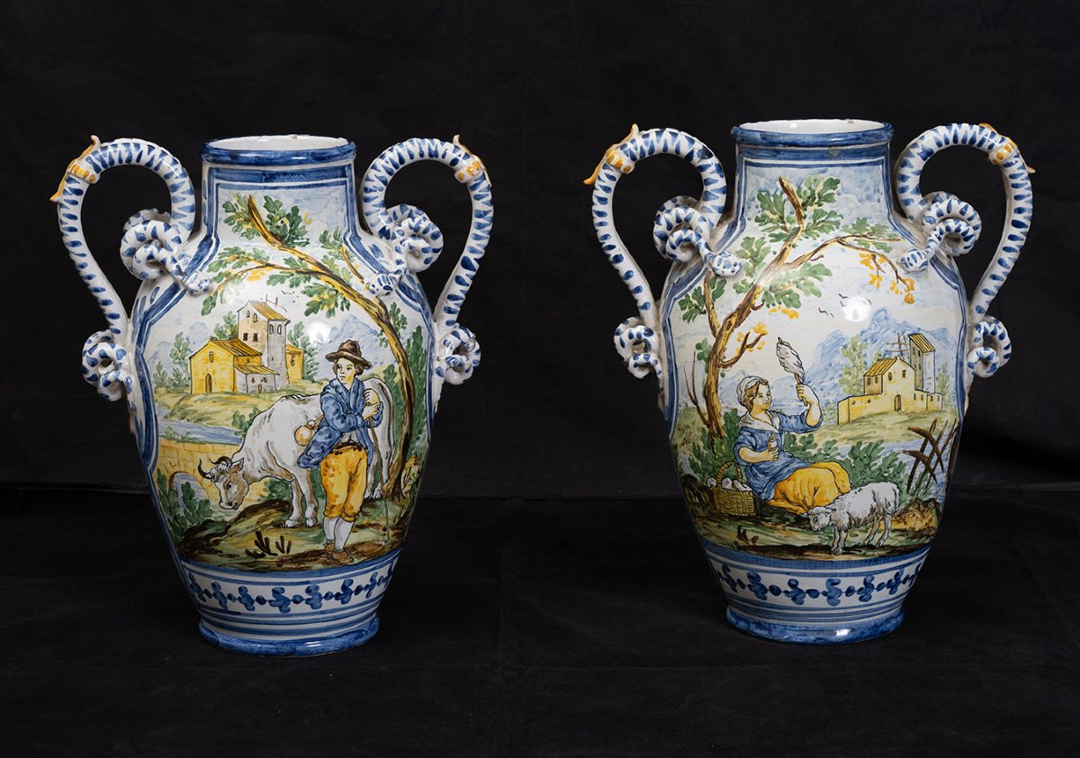 Paire de vases anciens en faïence napolitaine de la fin du XIXe siècle.