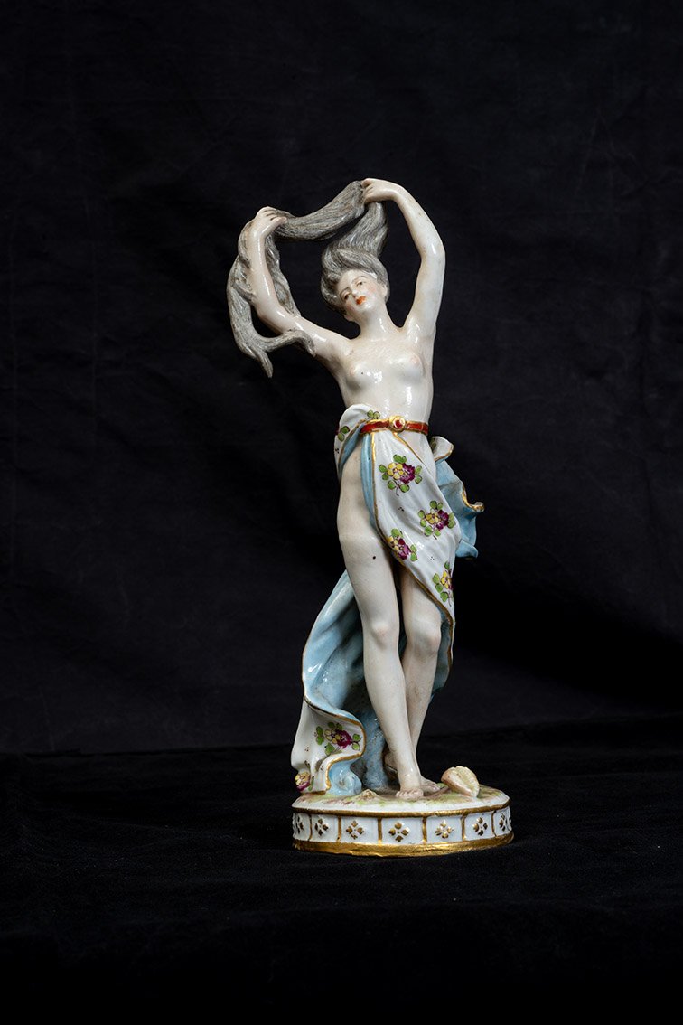 Paire de sculptures en porcelaine représentant des figures féminines. Fin du XIXe siècle.-photo-3