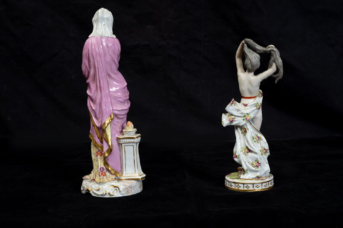 Paire de sculptures en porcelaine représentant des figures féminines. Fin du XIXe siècle.-photo-4