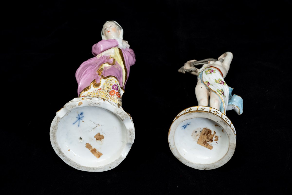 Paire de sculptures en porcelaine représentant des figures féminines. Fin du XIXe siècle.-photo-1