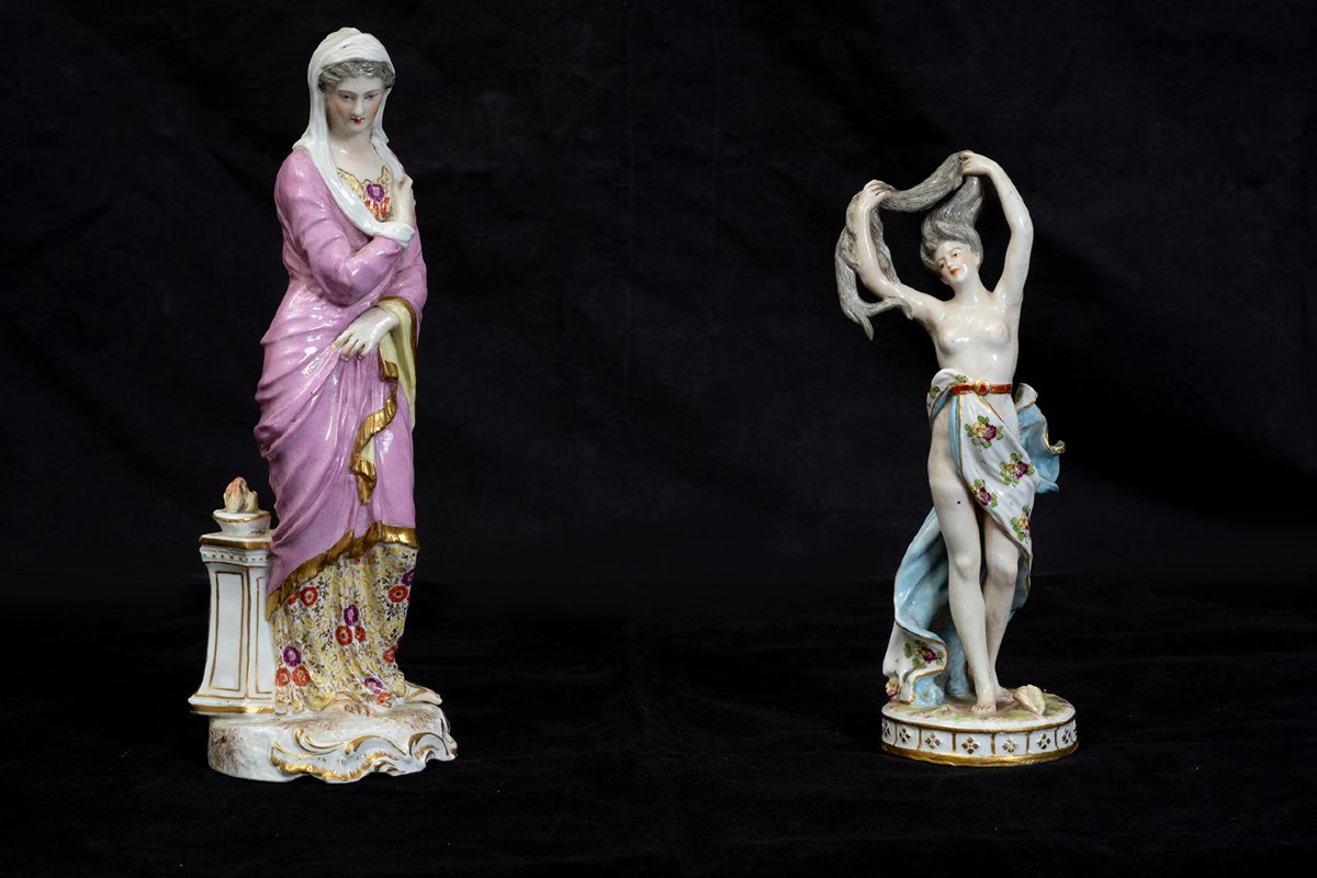 Paire de sculptures en porcelaine représentant des figures féminines. Fin du XIXe siècle.